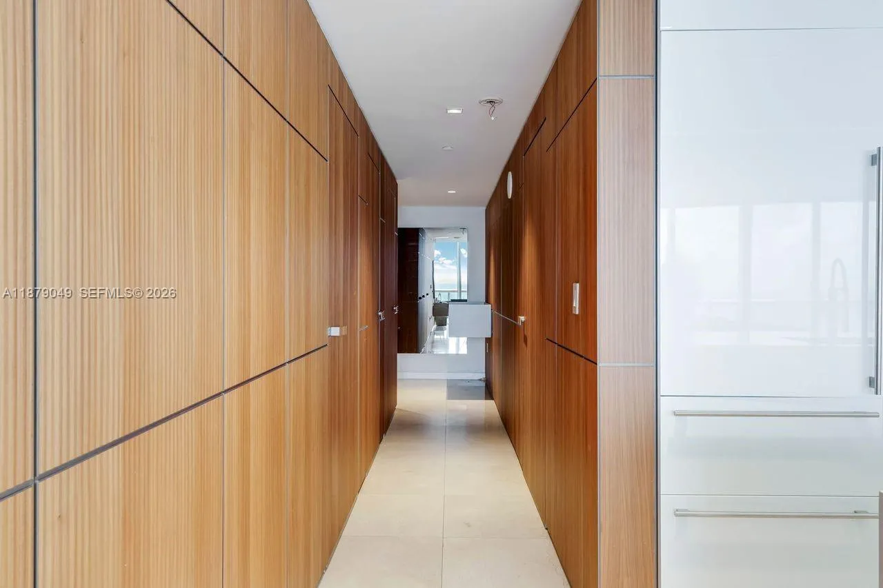 Distinctive aesthetic Noce Sahara wood finish (Sahara Walnut in Italian).