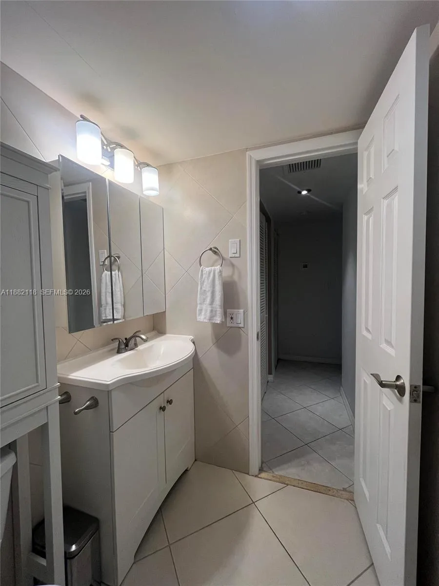 5387 Sw 40th Ave 103, Dania Beach, Florida 33314, Dania Beach, Florida 33314, 2 Bedrooms Bedrooms, 1 Room Rooms,2 BathroomsBathrooms,Residential,For Sale,5387 Sw 40th Ave 103, Dania Beach, Florida 33314,A11882118