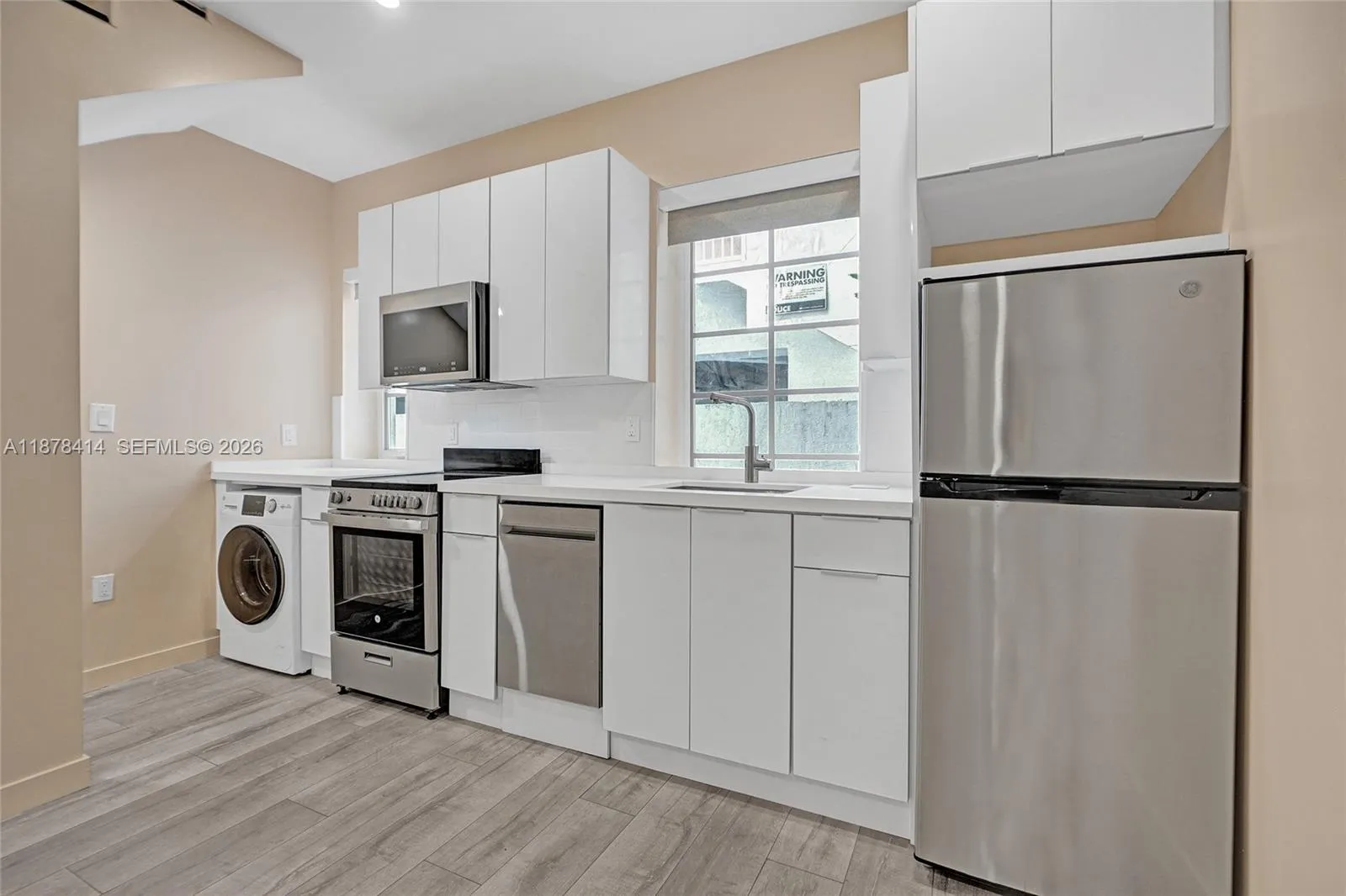 Full Kitchen with a \r\nWasher/Dryer combo.