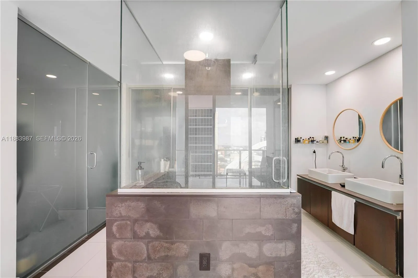 1040 Biscayne Blvd 1905, Miami, Florida 33132, Miami, Florida 33132, 1 Bedroom Bedrooms, ,1 BathroomBathrooms,Residential,For Sale,1040 Biscayne Blvd 1905, Miami, Florida 33132,A11883987