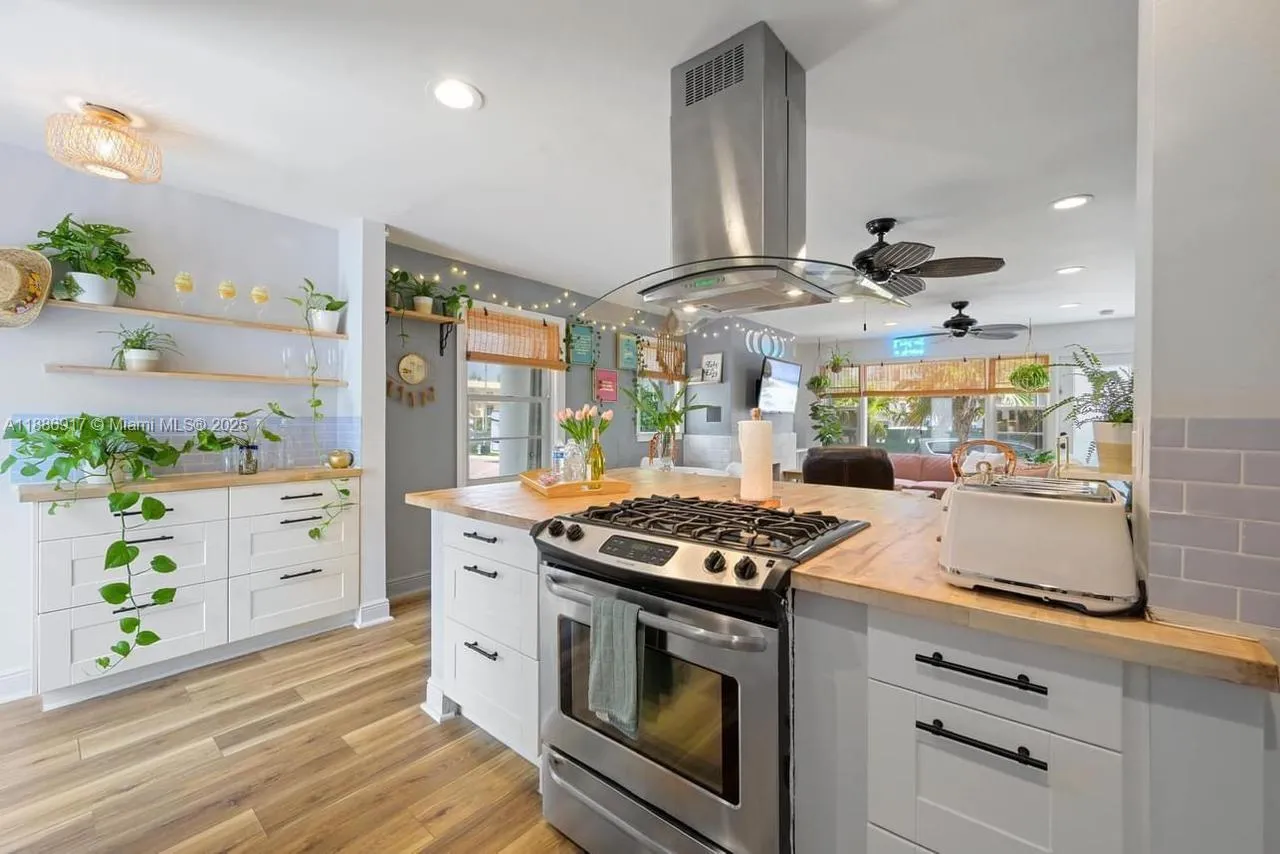 314 New Hampshire St 23, Hollywood, Florida 33019, Hollywood, Florida 33019, 2 Bedrooms Bedrooms, ,1 BathroomBathrooms,Residential,For Sale,314 New Hampshire St 23, Hollywood, Florida 33019,A11886917