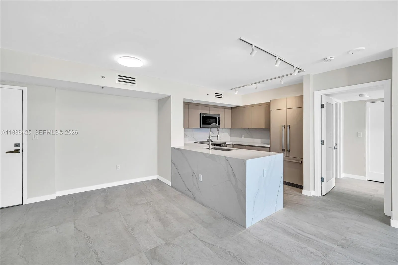 90 Alton Rd 1103, Miami Beach, Florida 33139, Miami Beach, Florida 33139, 2 Bedrooms Bedrooms, ,2 BathroomsBathrooms,Residential,For Sale,90 Alton Rd 1103, Miami Beach, Florida 33139,A11888425