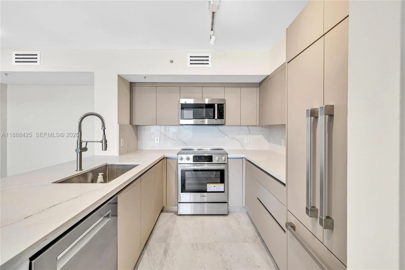 90 Alton Rd 1103, Miami Beach, Florida 33139, Miami Beach, Florida 33139, 2 Bedrooms Bedrooms, ,2 BathroomsBathrooms,Residential,For Sale,90 Alton Rd 1103, Miami Beach, Florida 33139,A11888425