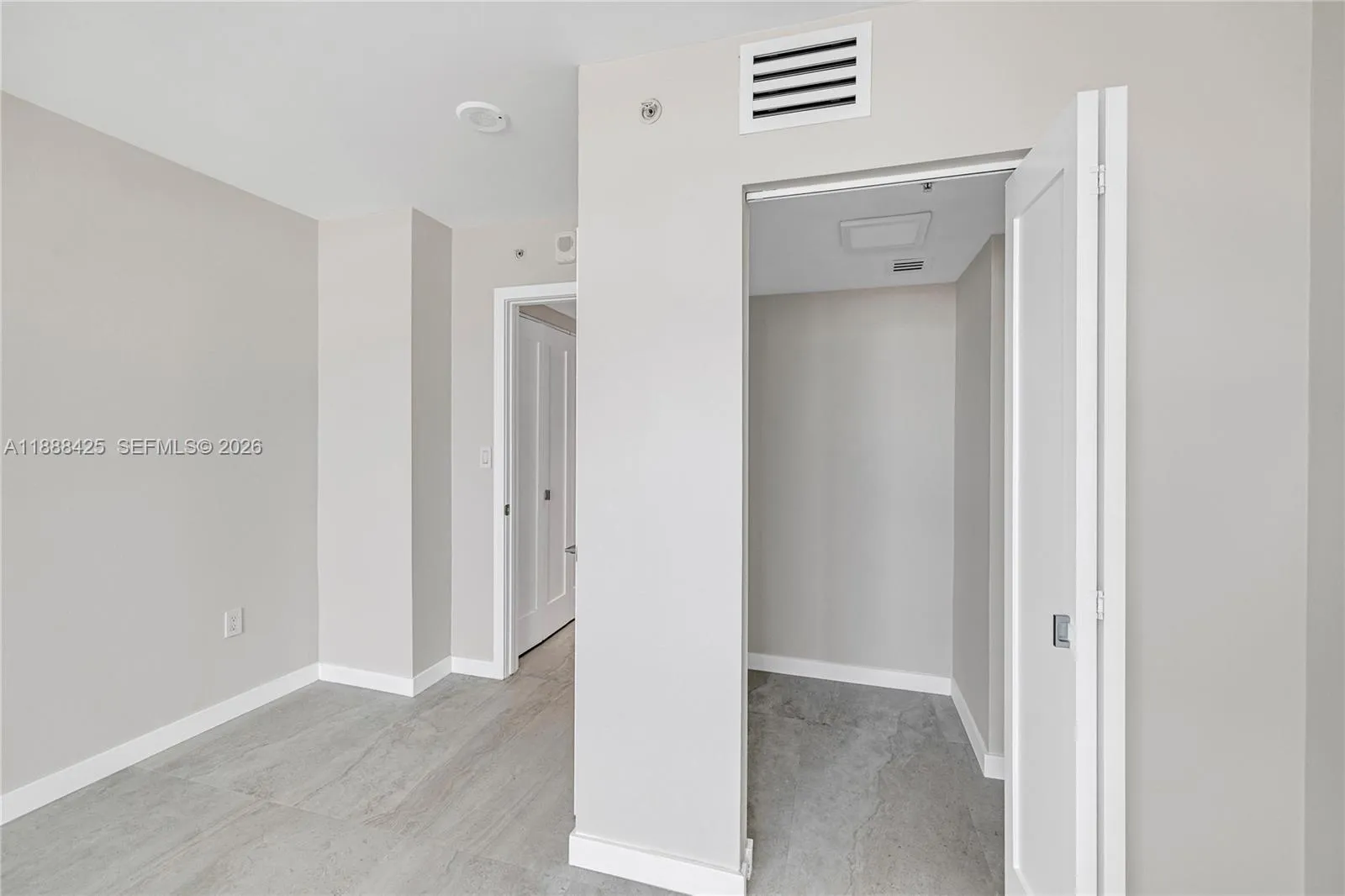 90 Alton Rd 1103, Miami Beach, Florida 33139, Miami Beach, Florida 33139, 2 Bedrooms Bedrooms, ,2 BathroomsBathrooms,Residential,For Sale,90 Alton Rd 1103, Miami Beach, Florida 33139,A11888425