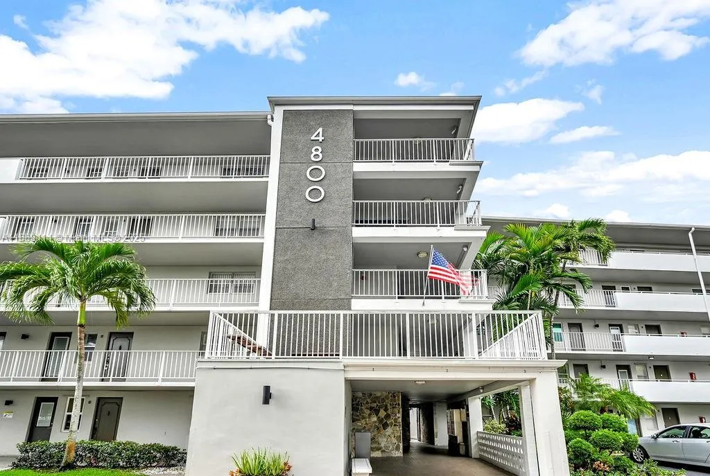 4800 Hillcrest Ln 210, Hollywood, Florida 33021, Hollywood, Florida 33021, 2 Bedrooms Bedrooms, ,2 BathroomsBathrooms,Residential,For Sale,4800 Hillcrest Ln 210, Hollywood, Florida 33021,A11889414