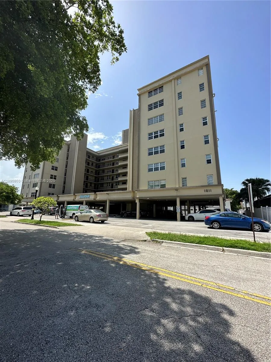 1811 Jefferson St 310, Hollywood, Florida 33020, Hollywood, Florida 33020, 2 Bedrooms Bedrooms, ,2 BathroomsBathrooms,Residential Lease,For Rent,1811 Jefferson St 310, Hollywood, Florida 33020,A11890800