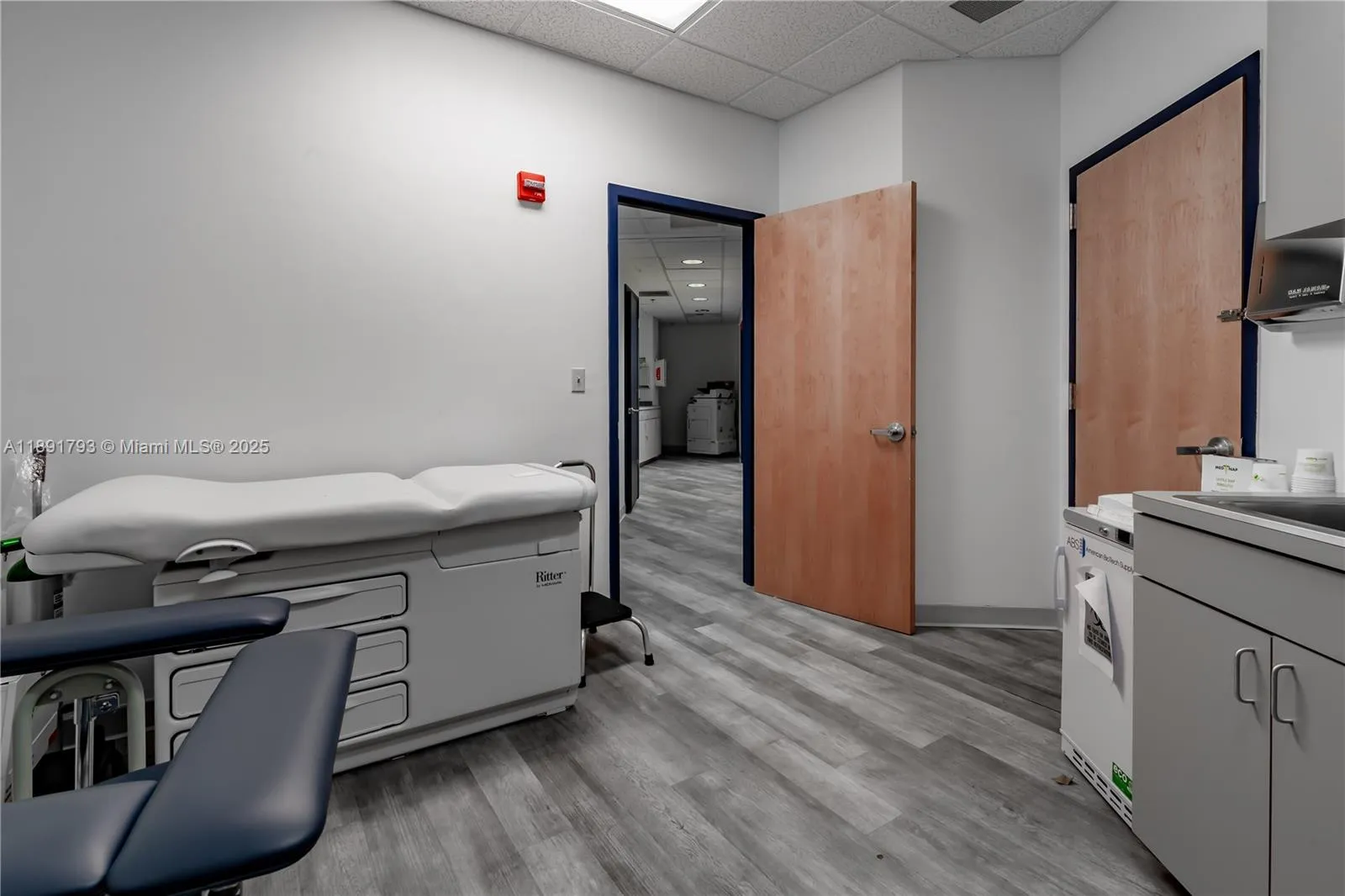 410 W 41st St 103, Miami Beach, Florida 33140, Miami Beach, Florida 33140, ,Commercial Lease,For Rent,410 W 41st St 103, Miami Beach, Florida 33140,A11891793