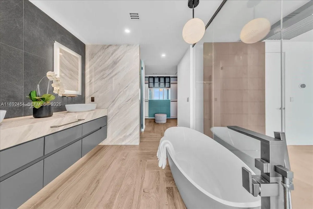 888 Biscayne Blvd Ph 5704, Miami, Florida 33132, Miami, Florida 33132, 3 Bedrooms Bedrooms, ,3 BathroomsBathrooms,Residential,For Sale,888 Biscayne Blvd Ph 5704, Miami, Florida 33132,A11892454