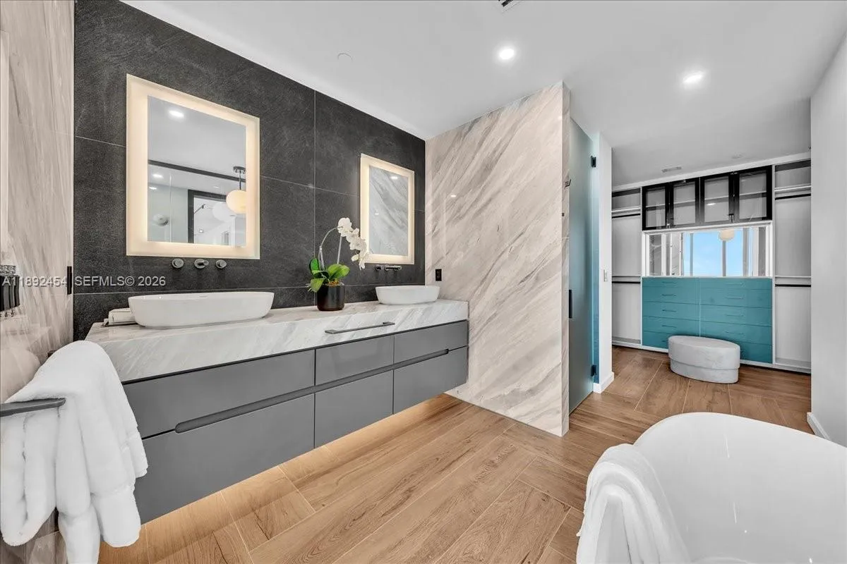 888 Biscayne Blvd Ph 5704, Miami, Florida 33132, Miami, Florida 33132, 3 Bedrooms Bedrooms, ,3 BathroomsBathrooms,Residential,For Sale,888 Biscayne Blvd Ph 5704, Miami, Florida 33132,A11892454