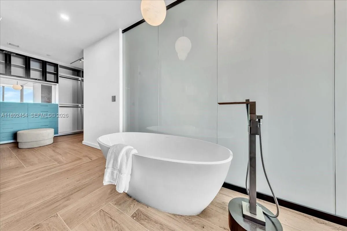 888 Biscayne Blvd Ph 5704, Miami, Florida 33132, Miami, Florida 33132, 3 Bedrooms Bedrooms, ,3 BathroomsBathrooms,Residential,For Sale,888 Biscayne Blvd Ph 5704, Miami, Florida 33132,A11892454