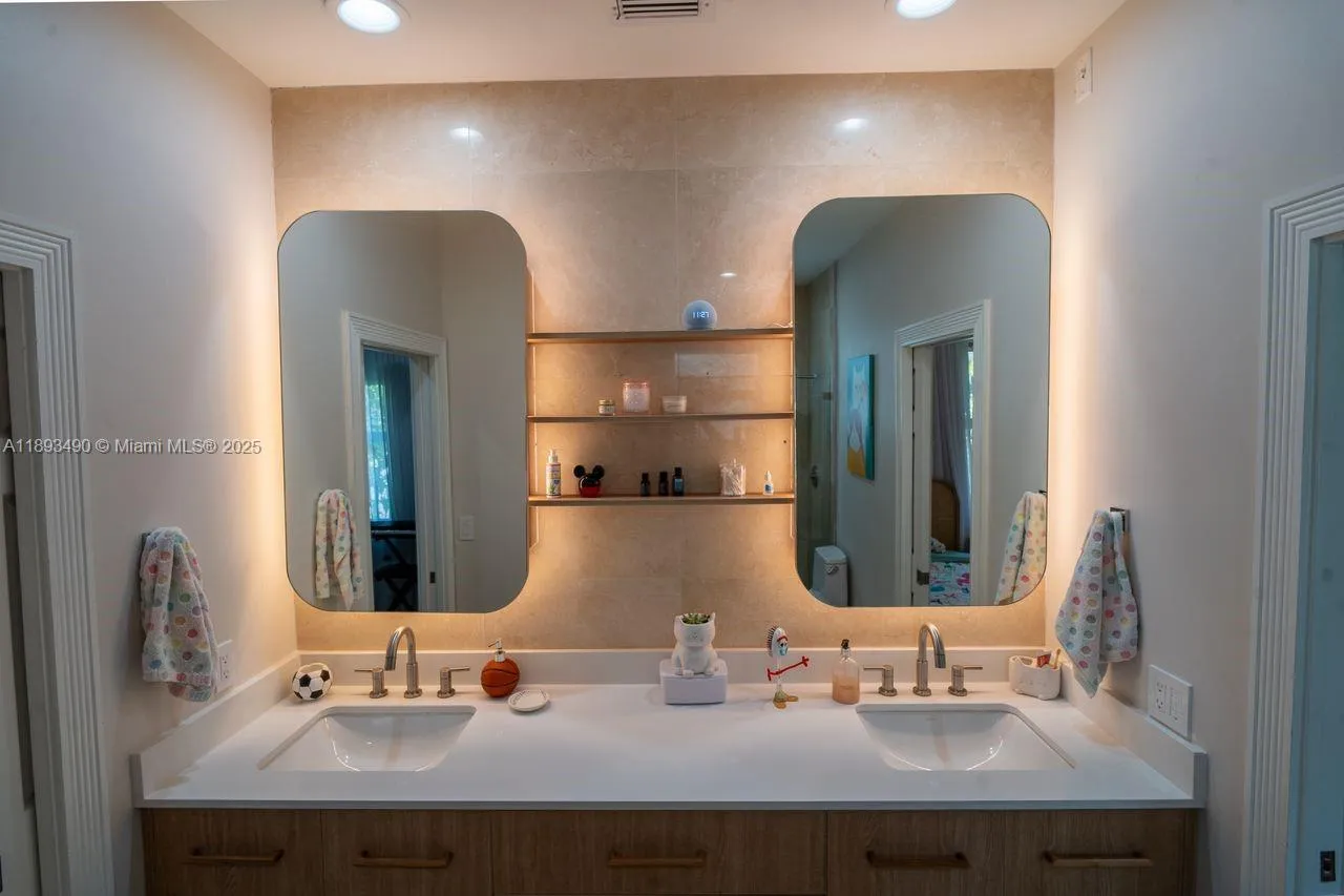 2493 Poinciana Dr, Weston, Florida 33327, Weston, Florida 33327, 4 Bedrooms Bedrooms, ,4 BathroomsBathrooms,Residential Lease,For Rent,2493 Poinciana Dr, Weston, Florida 33327,A11893490