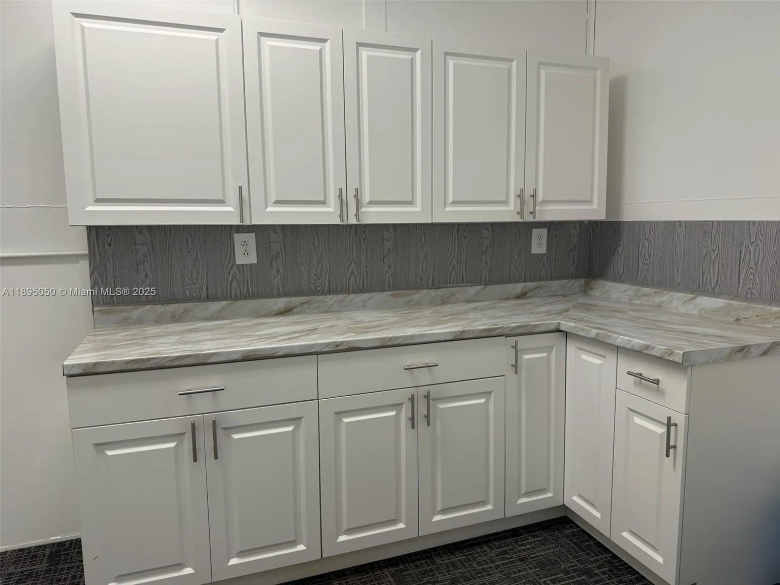 Suite 302 - kitchenette