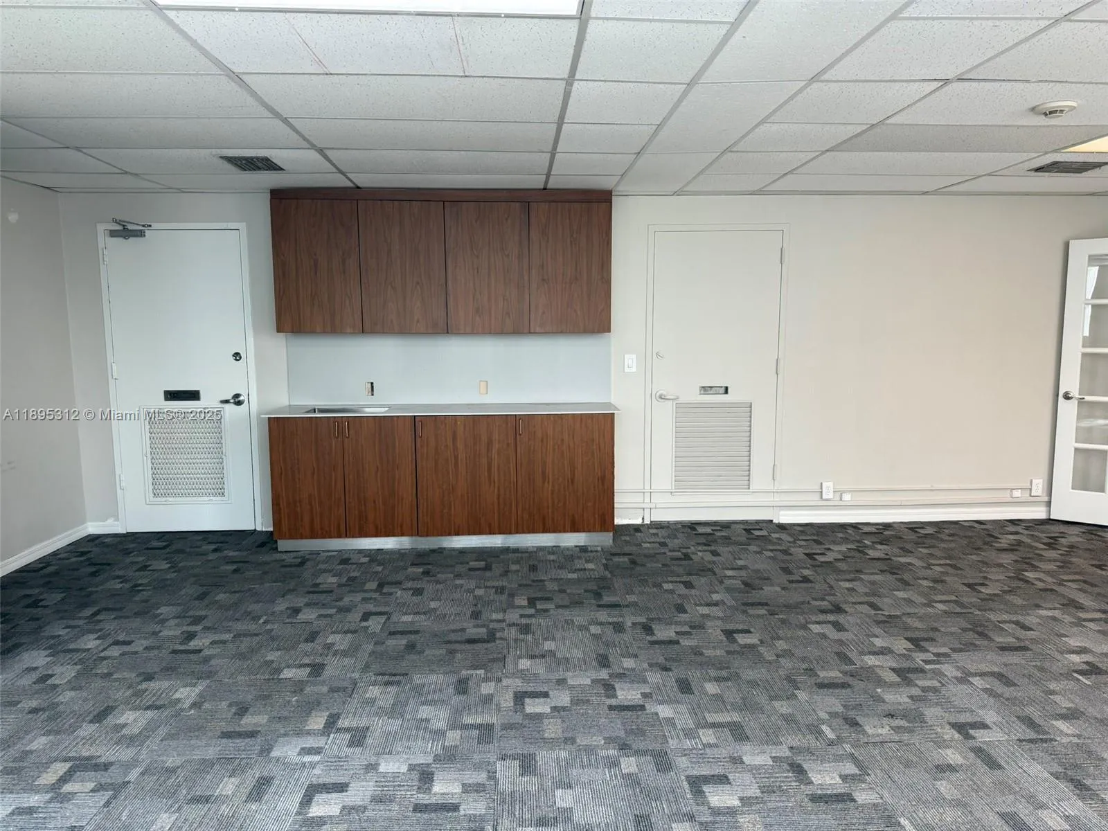 Suite 519/521- coworking space and private bathroom