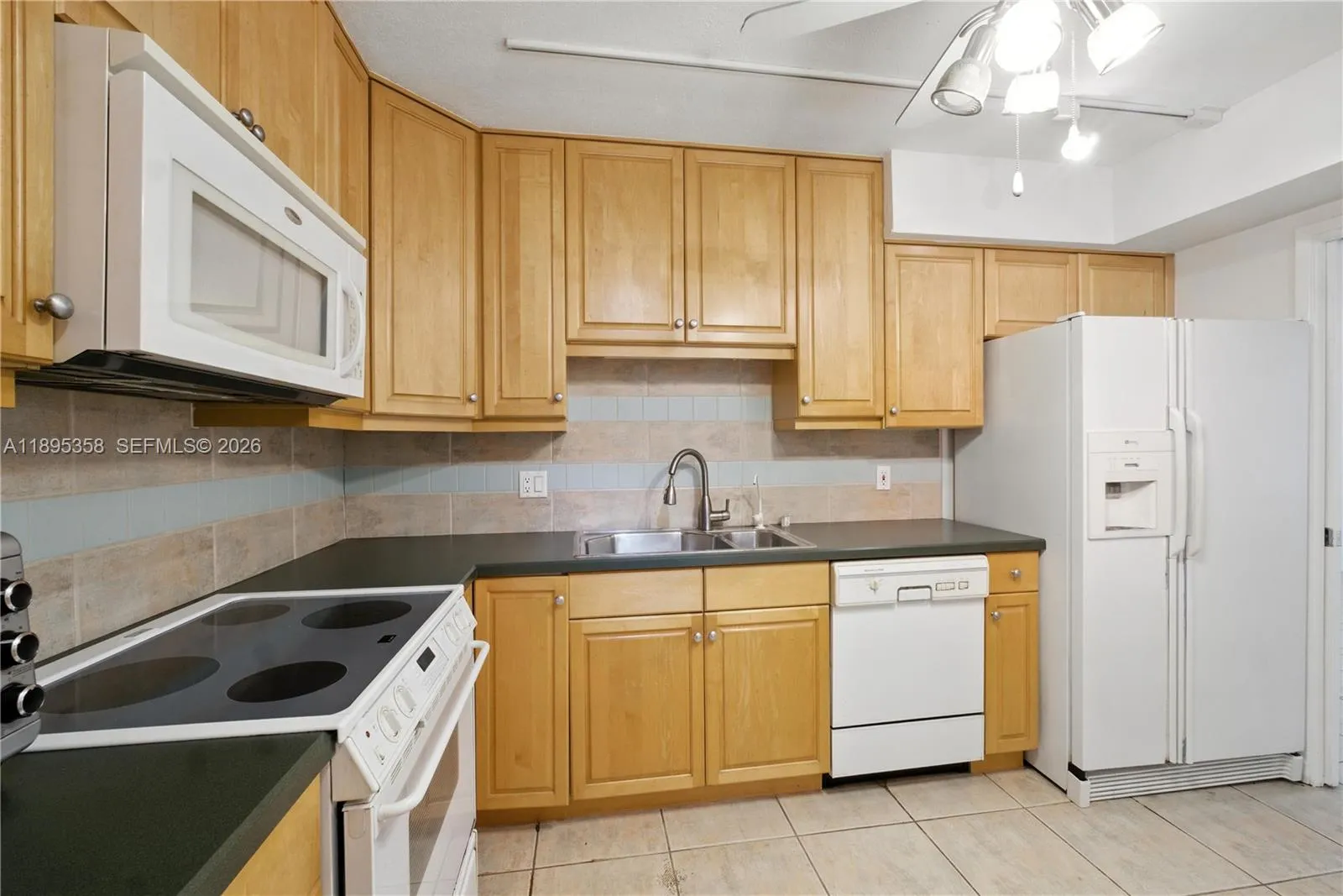 3850 Oaks Clubhouse Dr 307, Pompano Beach, Florida, Pompano Beach, Florida 33069, 3 Bedrooms Bedrooms, ,2 BathroomsBathrooms,Residential Lease,For Rent,3850 Oaks Clubhouse Dr 307, Pompano Beach, Florida,A11895358