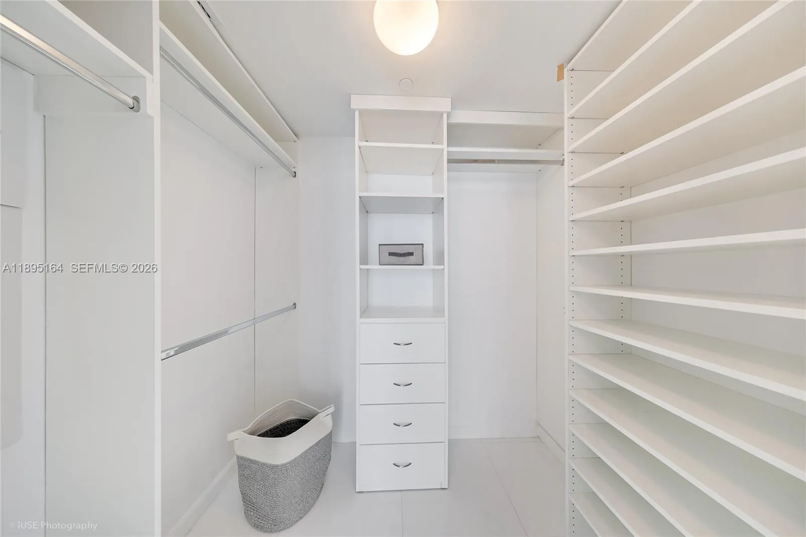 Primary bedroom\'s closet