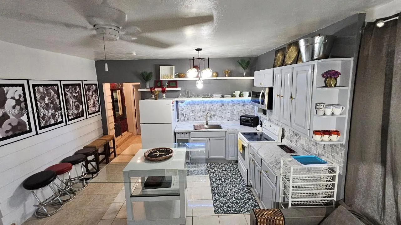 4201 Sw 60th 2, South Miami, Florida 33155, South Miami, Florida 33155, 3 Bedrooms Bedrooms, ,2 BathroomsBathrooms,Residential Lease,For Rent,4201 Sw 60th 2, South Miami, Florida 33155,A11895638