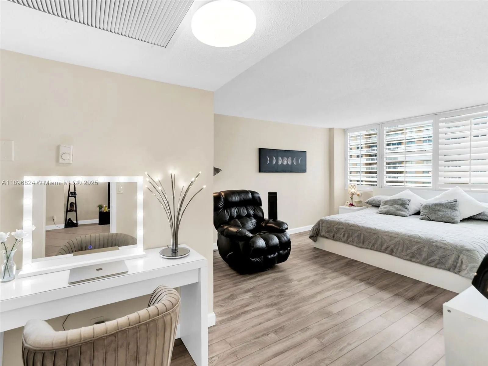 Hallandale Beach, Florida 33009, 2 Bedrooms Bedrooms, ,2 BathroomsBathrooms,Residential,For Sale,A11896824