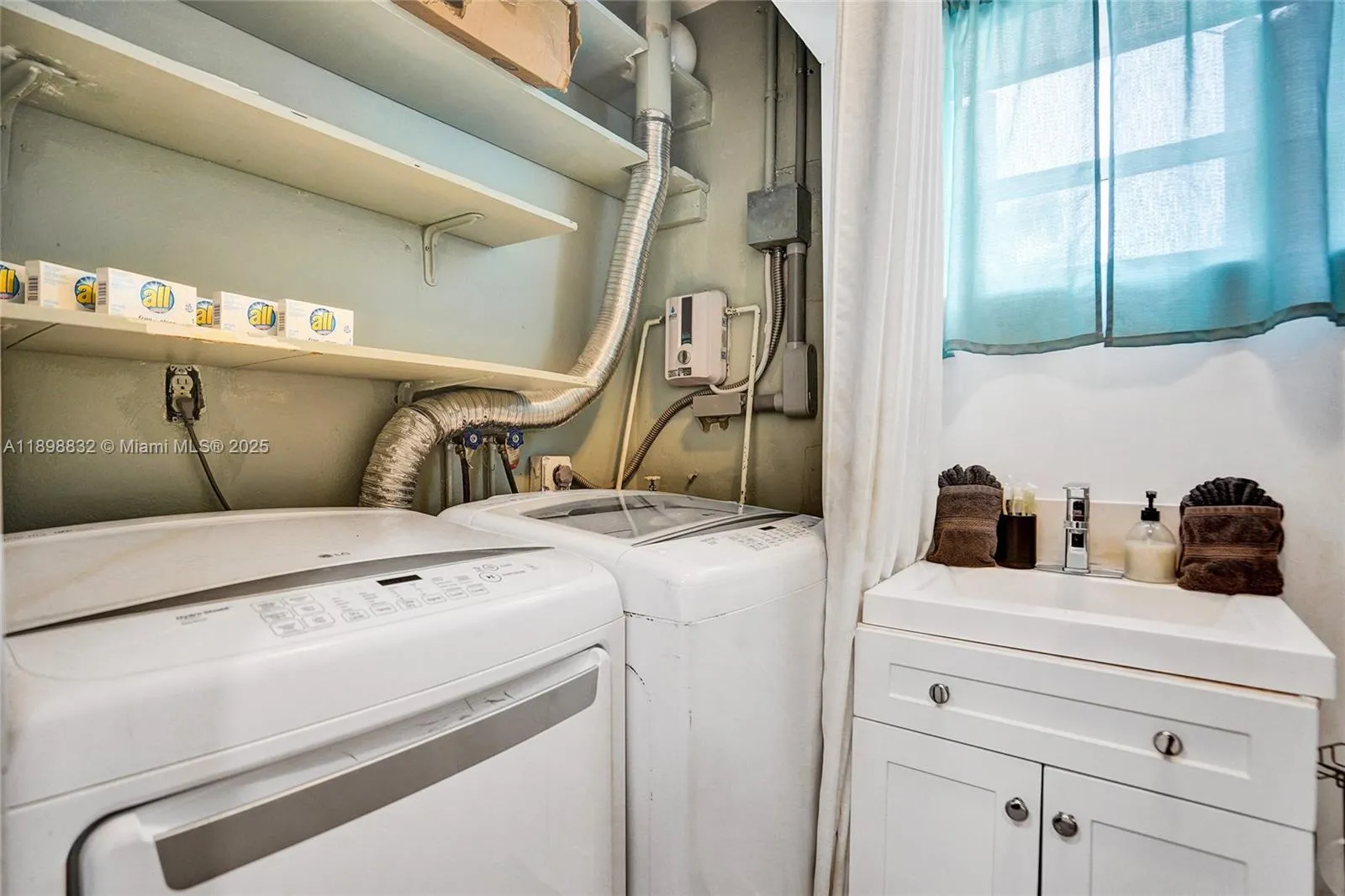 1124 Ne 6th St, Hallandale Beach, Florida 33009, Hallandale Beach, Florida 33009, 3 Bedrooms Bedrooms, ,2 BathroomsBathrooms,Residential,For Sale,1124 Ne 6th St, Hallandale Beach, Florida 33009,A11898832