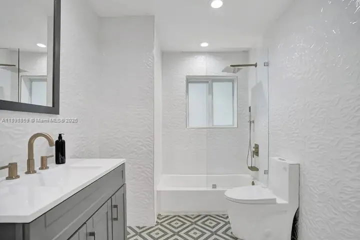 2100 Sw 28th Way, Fort Lauderdale, Florida 33312, Fort Lauderdale, Florida 33312, 5 Bedrooms Bedrooms, ,4 BathroomsBathrooms,Residential Lease,For Rent,2100 Sw 28th Way, Fort Lauderdale, Florida 33312,A11898859