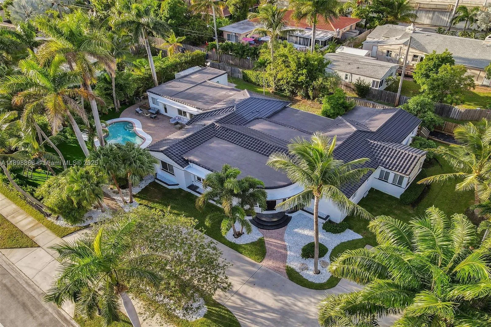 725 Harrison St, Hollywood, Florida 33019, Hollywood, Florida 33019, 7 Bedrooms Bedrooms, ,5 BathroomsBathrooms,Residential Lease,For Rent,725 Harrison St, Hollywood, Florida 33019,A11898866