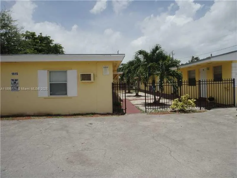 1915 Fletcher St W2, Hollywood, Florida 33020, Hollywood, Florida 33020, ,1 BathroomBathrooms,Residential Lease,For Rent,1915 Fletcher St W2, Hollywood, Florida 33020,A11899171