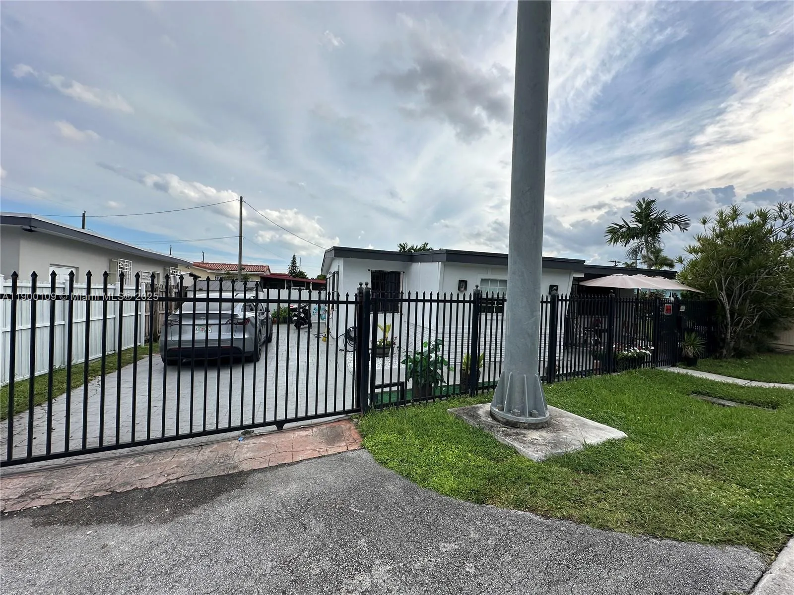 6060 Nw 7th St, Miami, Florida 33126, Miami, Florida 33126, 4 Bedrooms Bedrooms, ,2 BathroomsBathrooms,Residential,For Sale,6060 Nw 7th St, Miami, Florida 33126,A11900109