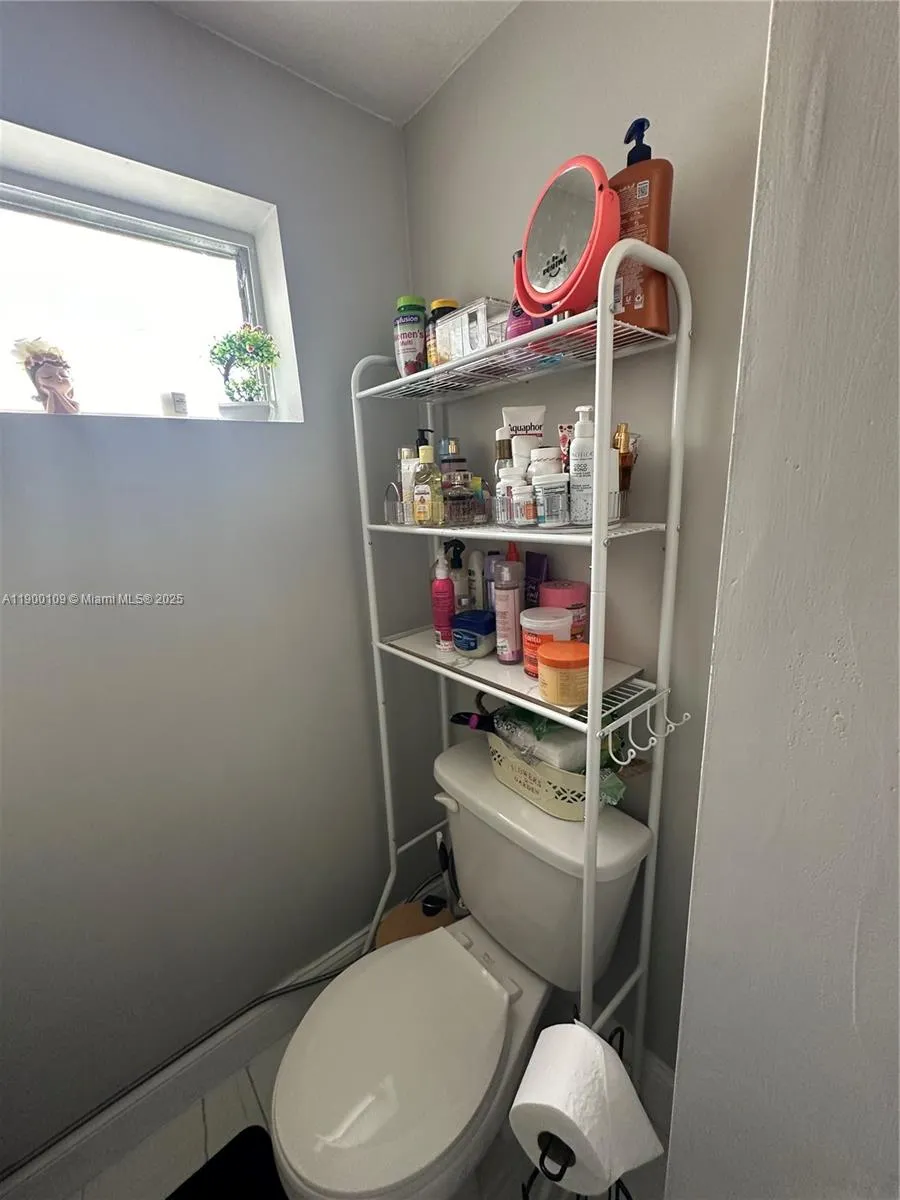 6060 Nw 7th St, Miami, Florida 33126, Miami, Florida 33126, 4 Bedrooms Bedrooms, ,2 BathroomsBathrooms,Residential,For Sale,6060 Nw 7th St, Miami, Florida 33126,A11900109