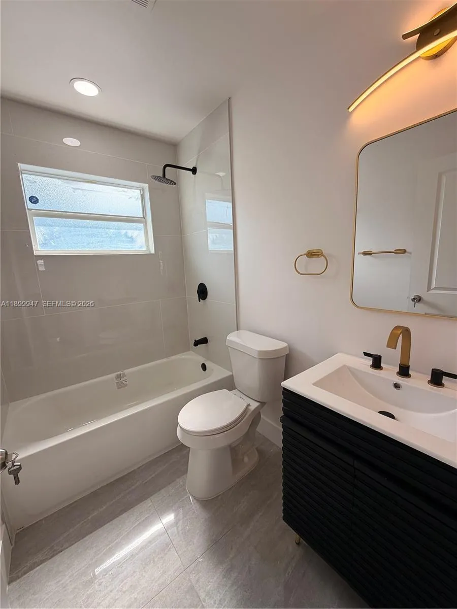 Family Bathroom (In between bedrooms 1 & 2)