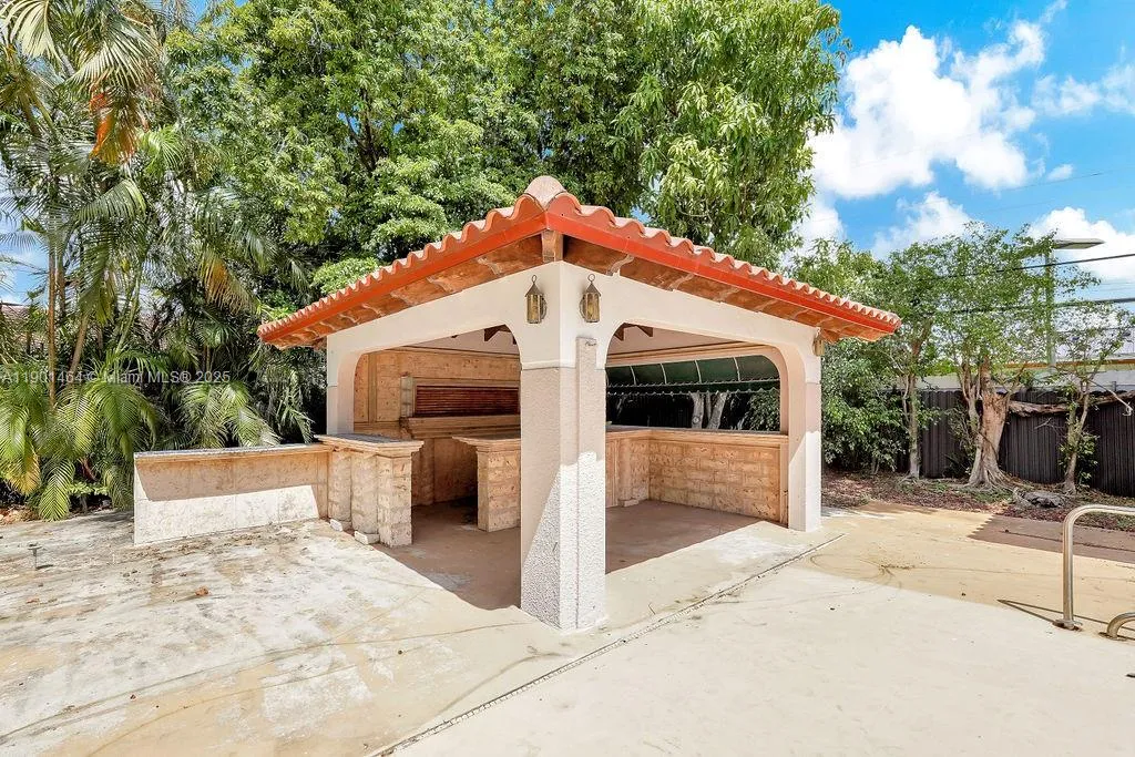 9291 Sw 36th St, Miami, Florida 33165, Miami, Florida 33165, 6 Bedrooms Bedrooms, ,5 BathroomsBathrooms,Residential,For Sale,9291 Sw 36th St, Miami, Florida 33165,A11901464