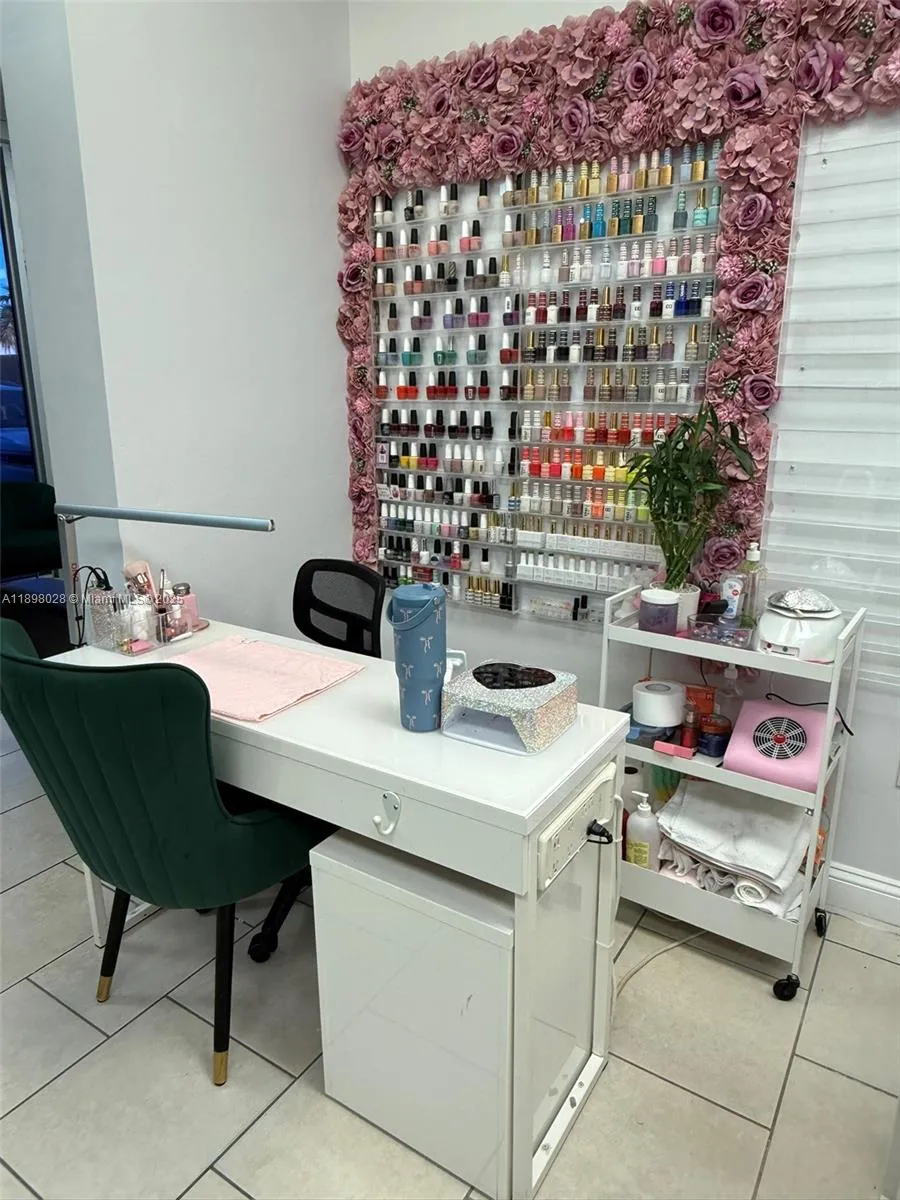 Nail Station
