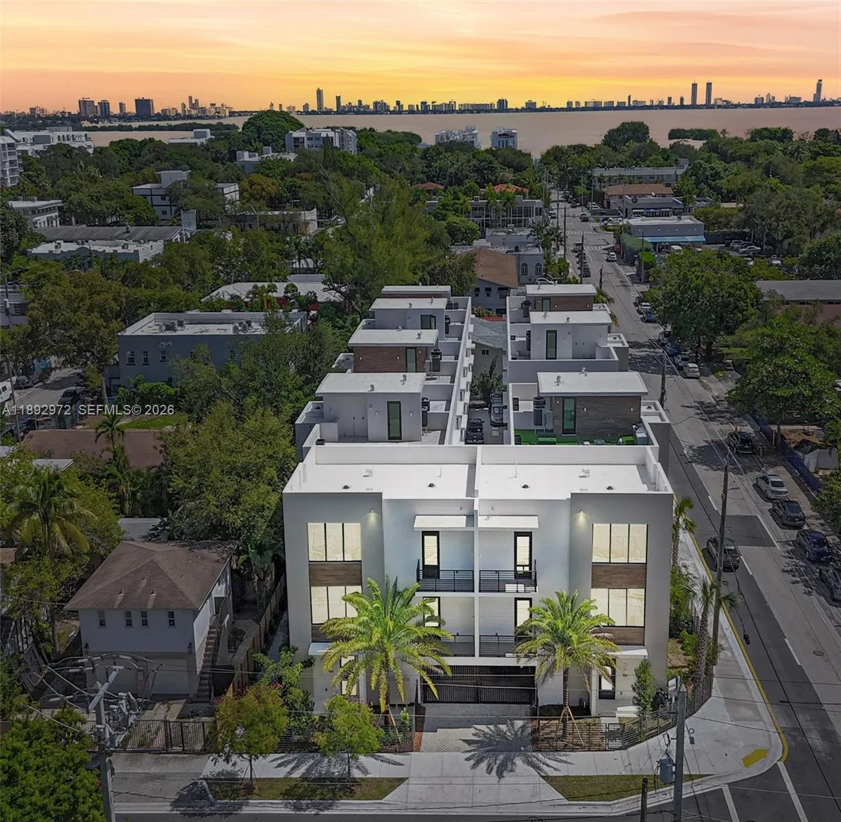 JUST A SHORT FEW BLOCKS WALK TO BISCAYNE BAY! 15 MINUTES TO THE BEACH!!