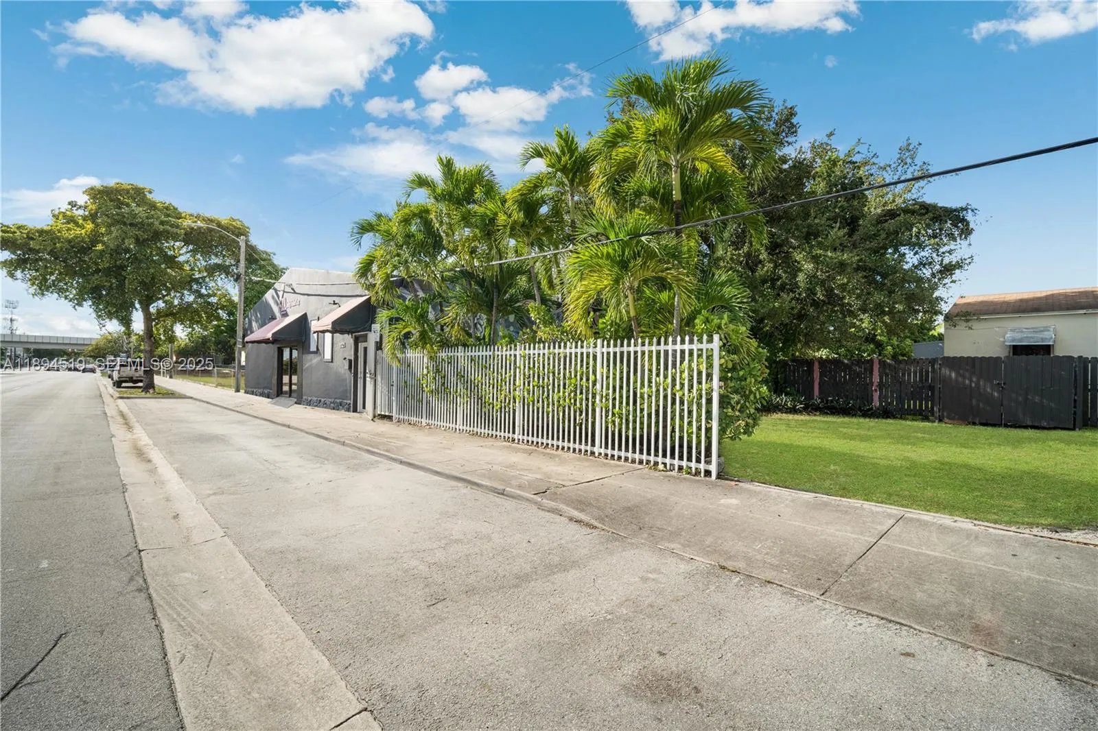 Primary Zone 4801 RESIDENTIAL-LIMITED RETAIL\r\nPrimary Land Use 1066 VACANT LAND - COMMERCIAL : EXTRA FEA OTHER THAN PARKING