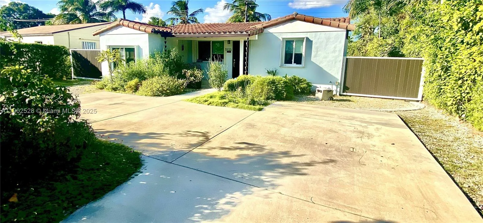 5935 Sw 42nd St, Miami, Florida 33155, Miami, Florida 33155, 3 Bedrooms Bedrooms, ,2 BathroomsBathrooms,Residential,For Sale,5935 Sw 42nd St, Miami, Florida 33155,A11902528