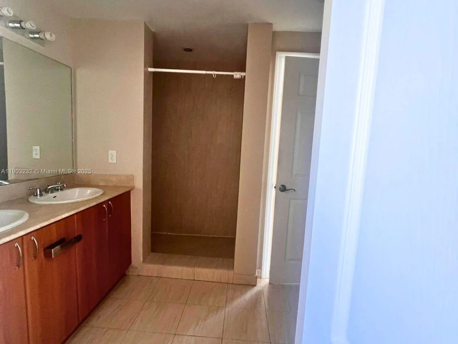 2425 Sw 27th Ave 1004, Miami, Florida 33145, Miami, Florida 33145, 2 Bedrooms Bedrooms, ,2 BathroomsBathrooms,Residential Lease,For Rent,2425 Sw 27th Ave 1004, Miami, Florida 33145,A11903232