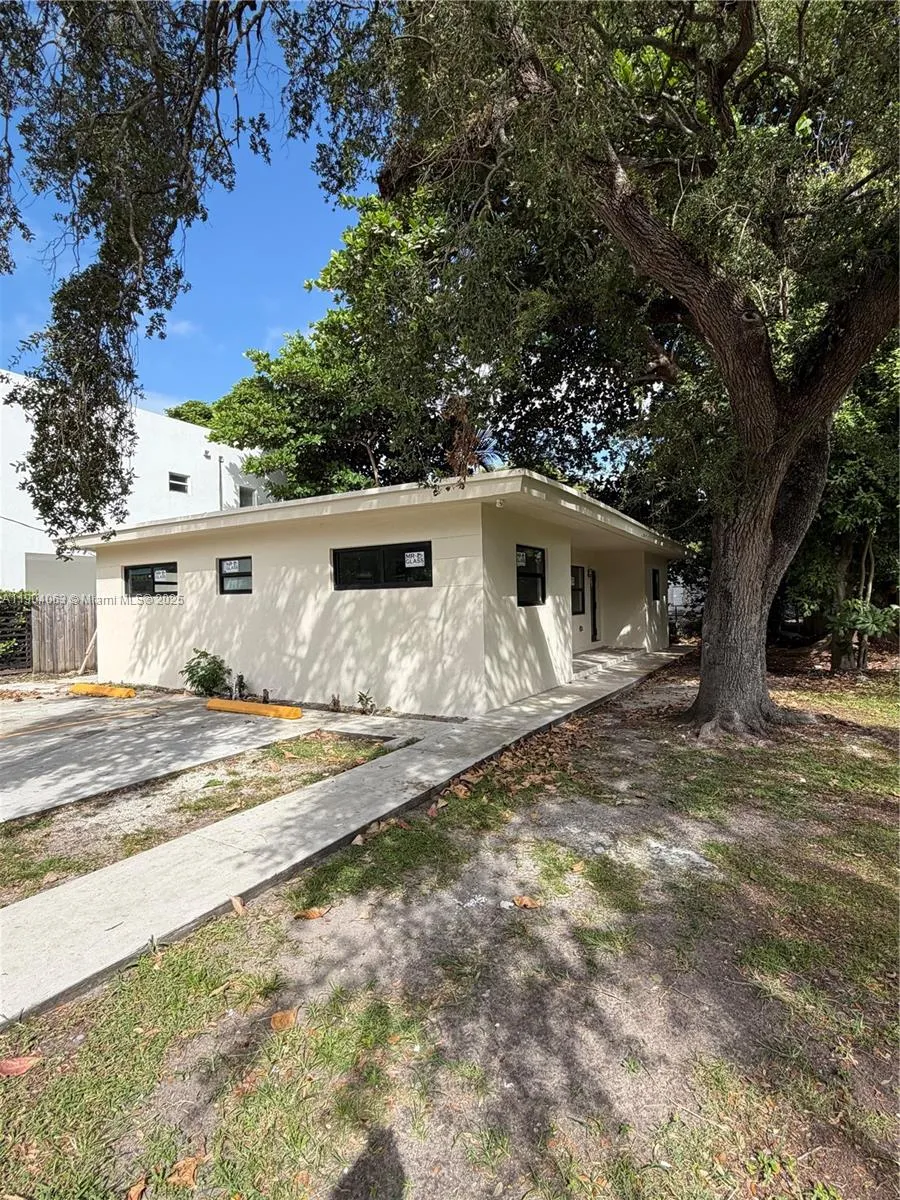 3803 Thomas Ave 3803, Miami, Florida 33133, Miami, Florida 33133, 2 Bedrooms Bedrooms, ,1 BathroomBathrooms,Residential Lease,For Rent,3803 Thomas Ave 3803, Miami, Florida 33133,A11904063