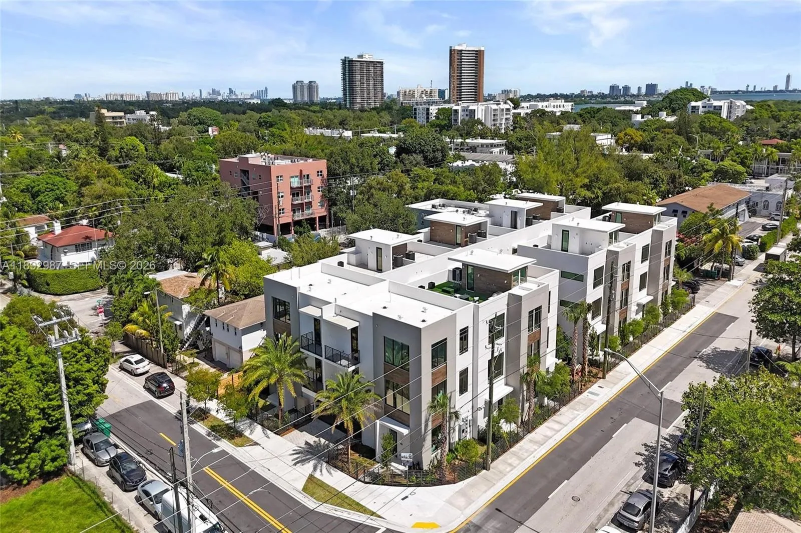 JUST A SHORT FEW BLOCKS WALK TO BISCAYNE BAY! 15 MINUTES TO THE BEACH!!