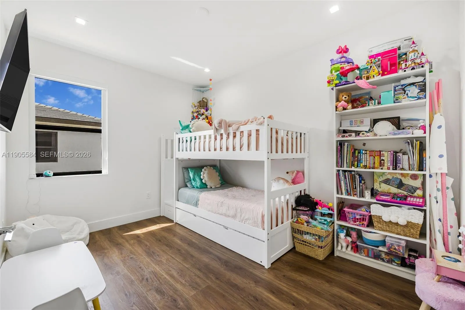 8156 Nw 43rd St, Doral, Florida 33166, Doral, Florida 33166, 3 Bedrooms Bedrooms, ,2 BathroomsBathrooms,Residential,For Sale,8156 Nw 43rd St, Doral, Florida 33166,A11905584
