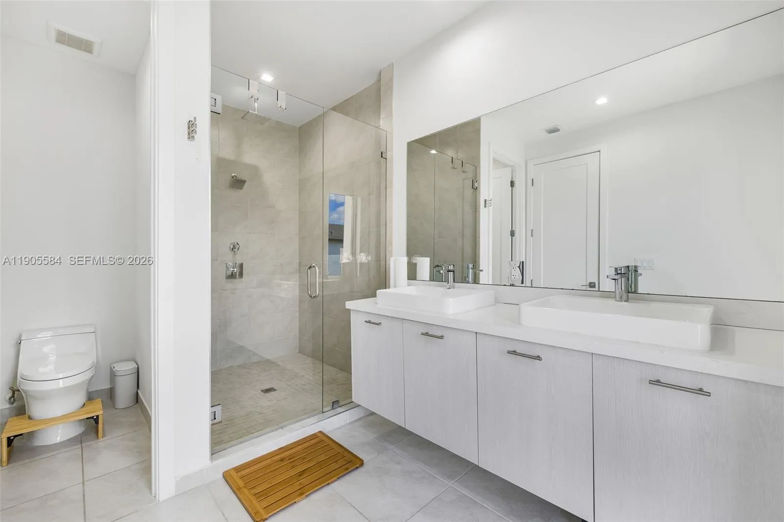 8156 Nw 43rd St, Doral, Florida 33166, Doral, Florida 33166, 3 Bedrooms Bedrooms, ,2 BathroomsBathrooms,Residential,For Sale,8156 Nw 43rd St, Doral, Florida 33166,A11905584