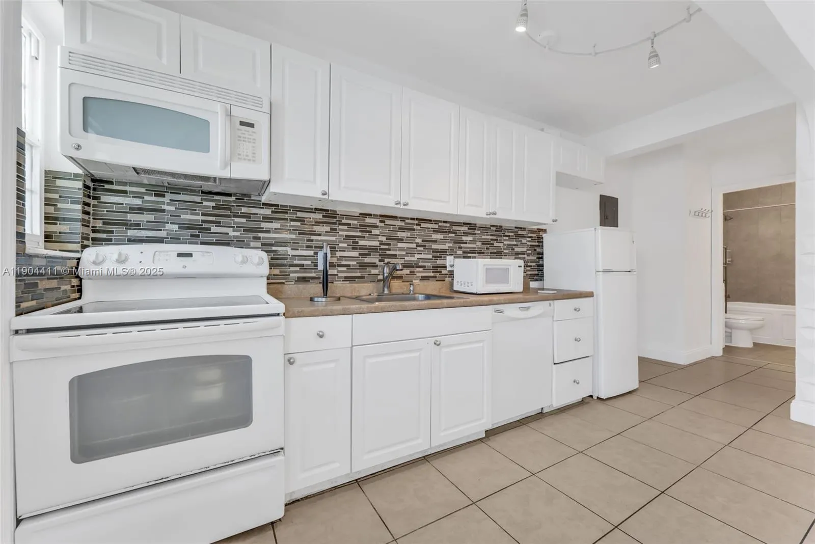 1639 Hayes St, Hollywood, Florida 33020, Hollywood, Florida 33020, ,Residential Income,For Sale,1639 Hayes St, Hollywood, Florida 33020,A11904411