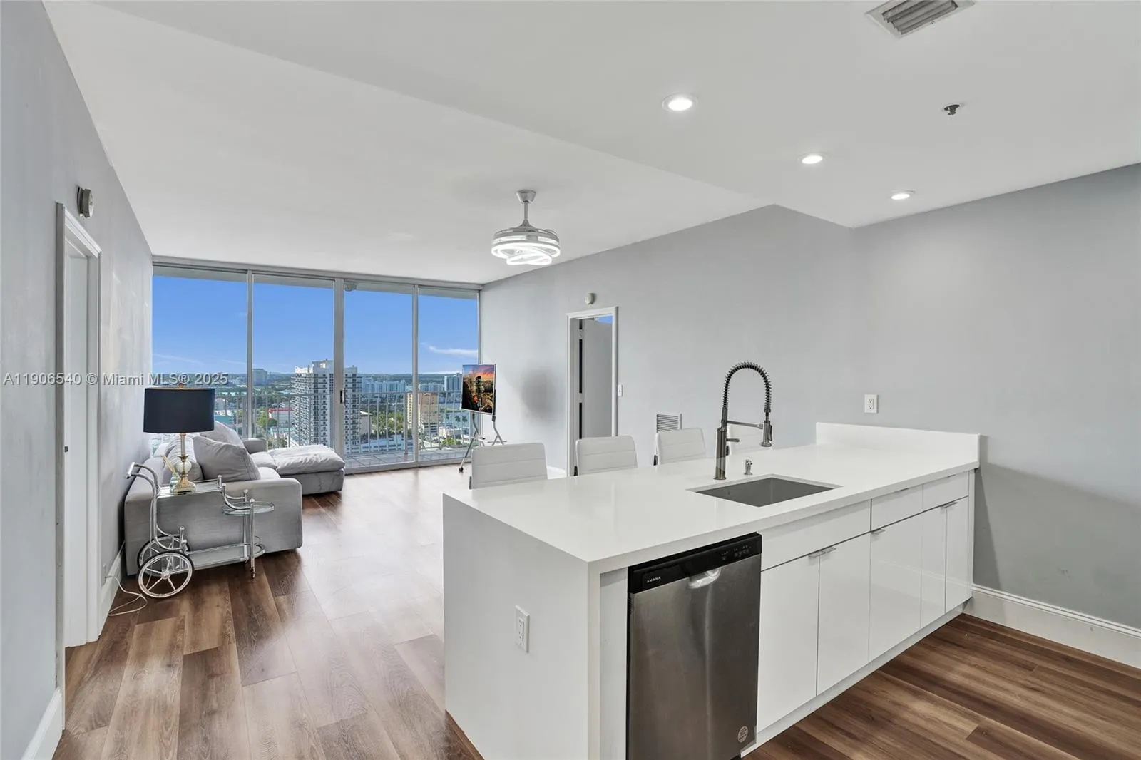 7601 E Treasure Dr Ph102, North Bay Village, Flori, North Bay Village, Florida 33141, 2 Bedrooms Bedrooms, ,2 BathroomsBathrooms,Residential,For Sale,7601 E Treasure Dr Ph102, North Bay Village, Flori,A11906540