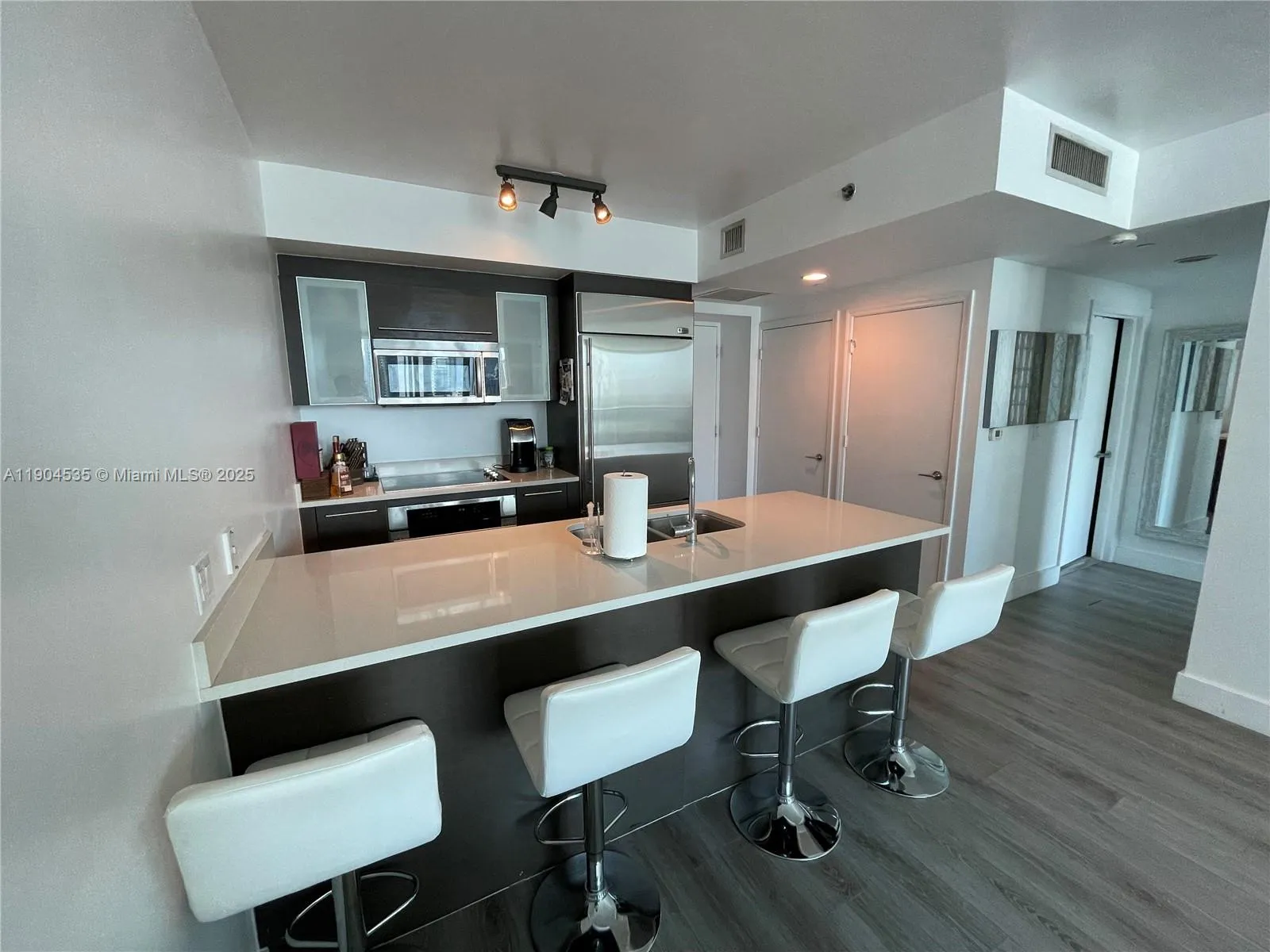 55 Se 6th St 2104, Miami, Florida 33131, Miami, Florida 33131, 1 Bedroom Bedrooms, ,1 BathroomBathrooms,Residential Lease,For Rent,55 Se 6th St 2104, Miami, Florida 33131,A11904535