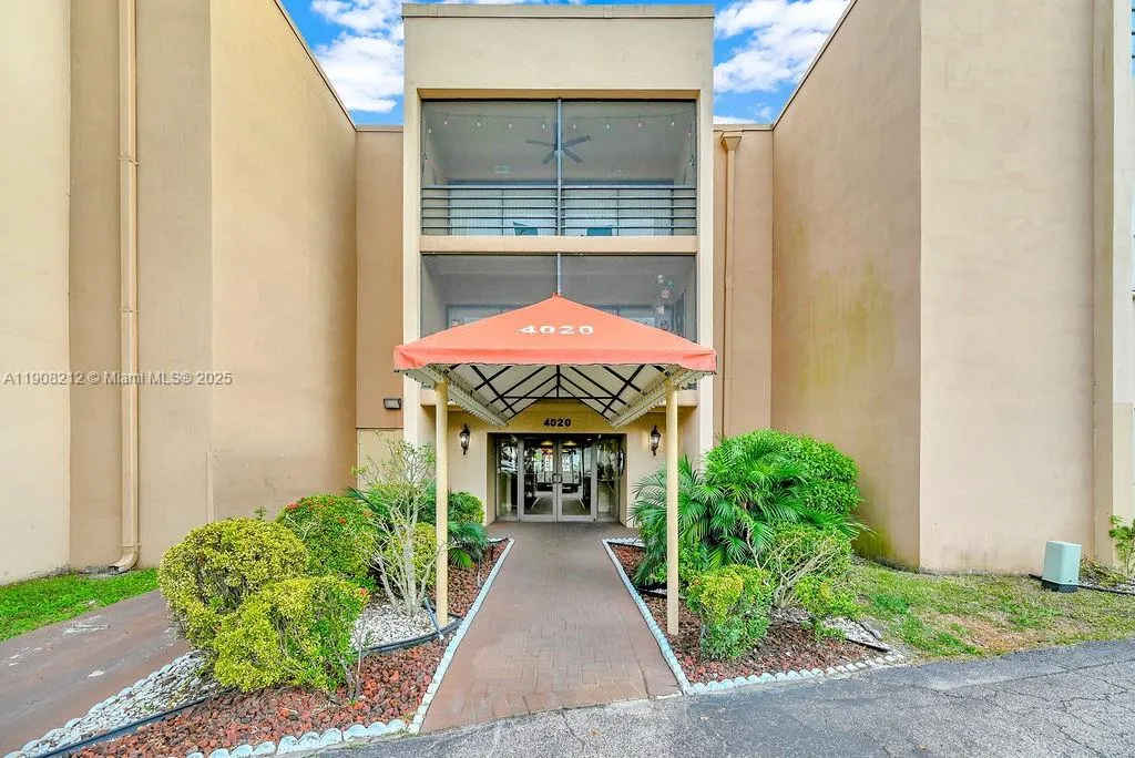 4020 N Hills Dr 2, Hollywood, Florida 33021, Hollywood, Florida 33021, 2 Bedrooms Bedrooms, ,2 BathroomsBathrooms,Residential,For Sale,4020 N Hills Dr 2, Hollywood, Florida 33021,A11908212