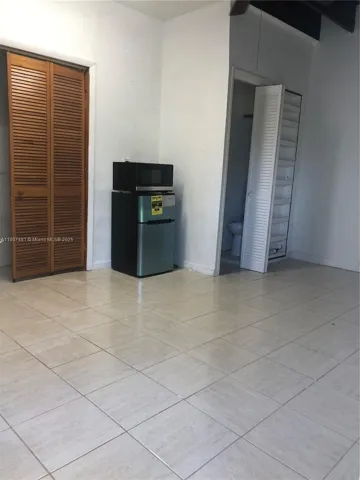 1374 Ne 176 St 3, North Miami Beach, Florida 33162