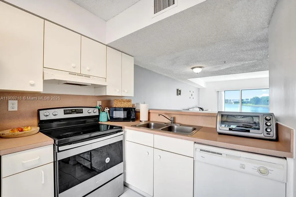 174 Riviera Cir 27-4, Weston, Florida 33326, Weston, Florida 33326, 2 Bedrooms Bedrooms, ,2 BathroomsBathrooms,Residential,For Sale,174 Riviera Cir 27-4, Weston, Florida 33326,A11909718