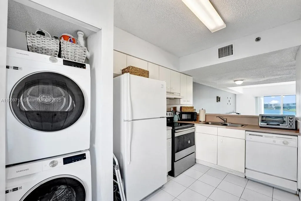 174 Riviera Cir 27-4, Weston, Florida 33326, Weston, Florida 33326, 2 Bedrooms Bedrooms, ,2 BathroomsBathrooms,Residential,For Sale,174 Riviera Cir 27-4, Weston, Florida 33326,A11909718