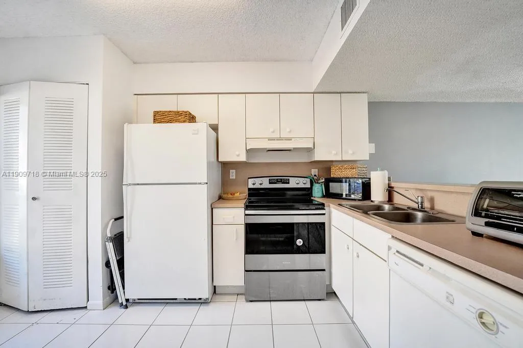 174 Riviera Cir 27-4, Weston, Florida 33326, Weston, Florida 33326, 2 Bedrooms Bedrooms, ,2 BathroomsBathrooms,Residential,For Sale,174 Riviera Cir 27-4, Weston, Florida 33326,A11909718