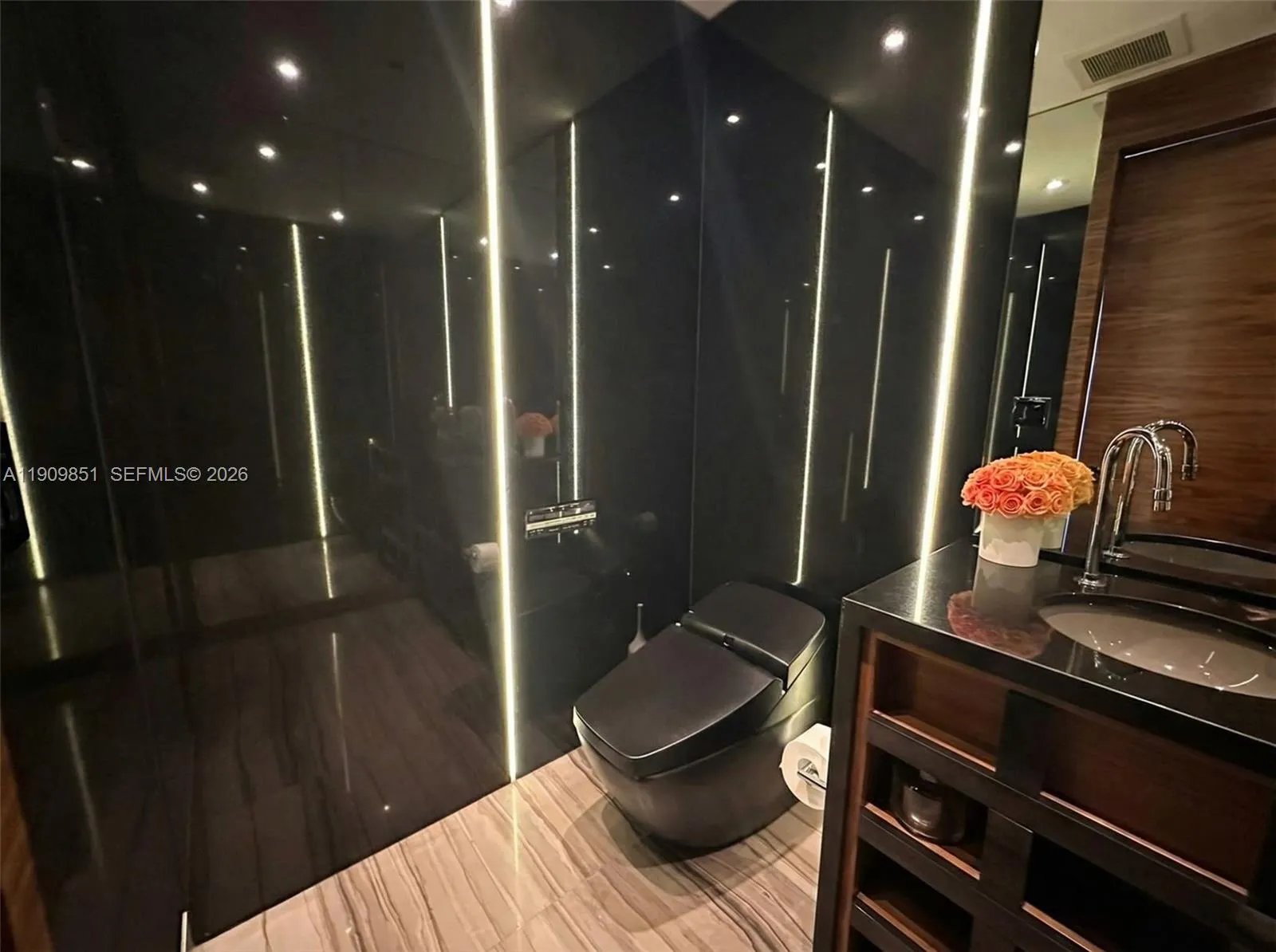 92 Sw 3rd St Ph5213, Miami, Florida 33130, Miami, Florida 33130, 2 Bedrooms Bedrooms, ,3 BathroomsBathrooms,Residential Lease,For Rent,92 Sw 3rd St Ph5213, Miami, Florida 33130,A11909851