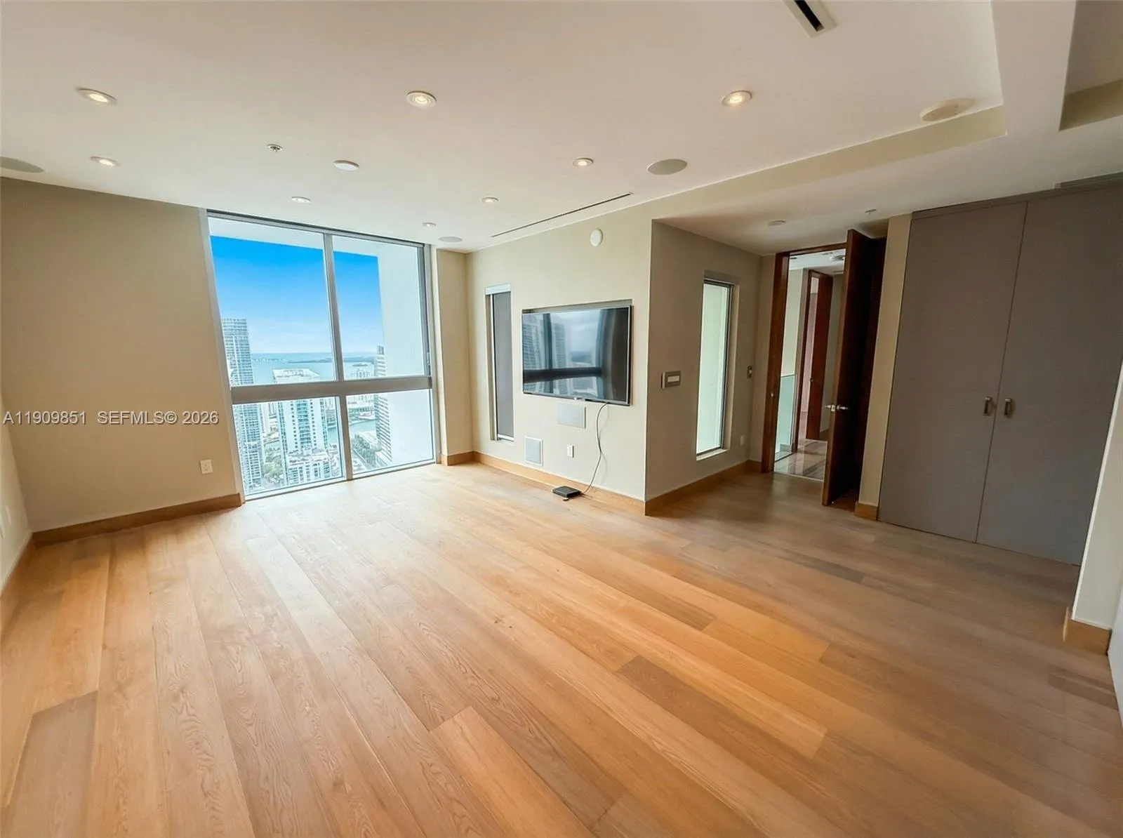 92 Sw 3rd St Ph5213, Miami, Florida 33130, Miami, Florida 33130, 2 Bedrooms Bedrooms, ,3 BathroomsBathrooms,Residential Lease,For Rent,92 Sw 3rd St Ph5213, Miami, Florida 33130,A11909851