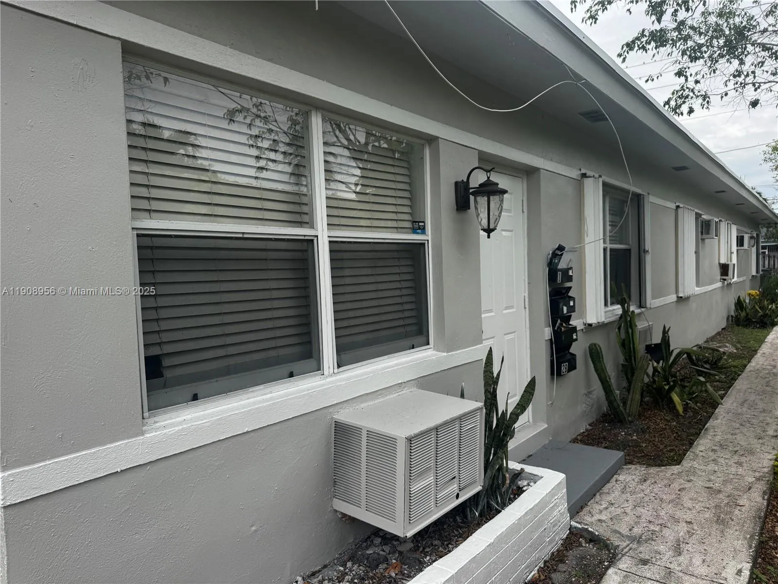 1719 Lincoln St 2 All Utilities Included, Hollywoo, Hollywood, Florida 33020, 1 Bedroom Bedrooms, ,1 BathroomBathrooms,Residential Lease,For Rent,1719 Lincoln St 2 All Utilities Included, Hollywoo,A11908956