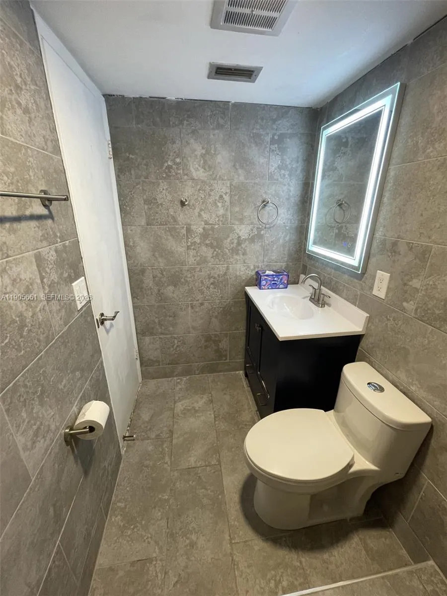 2nd Bathroom (Remodeled)